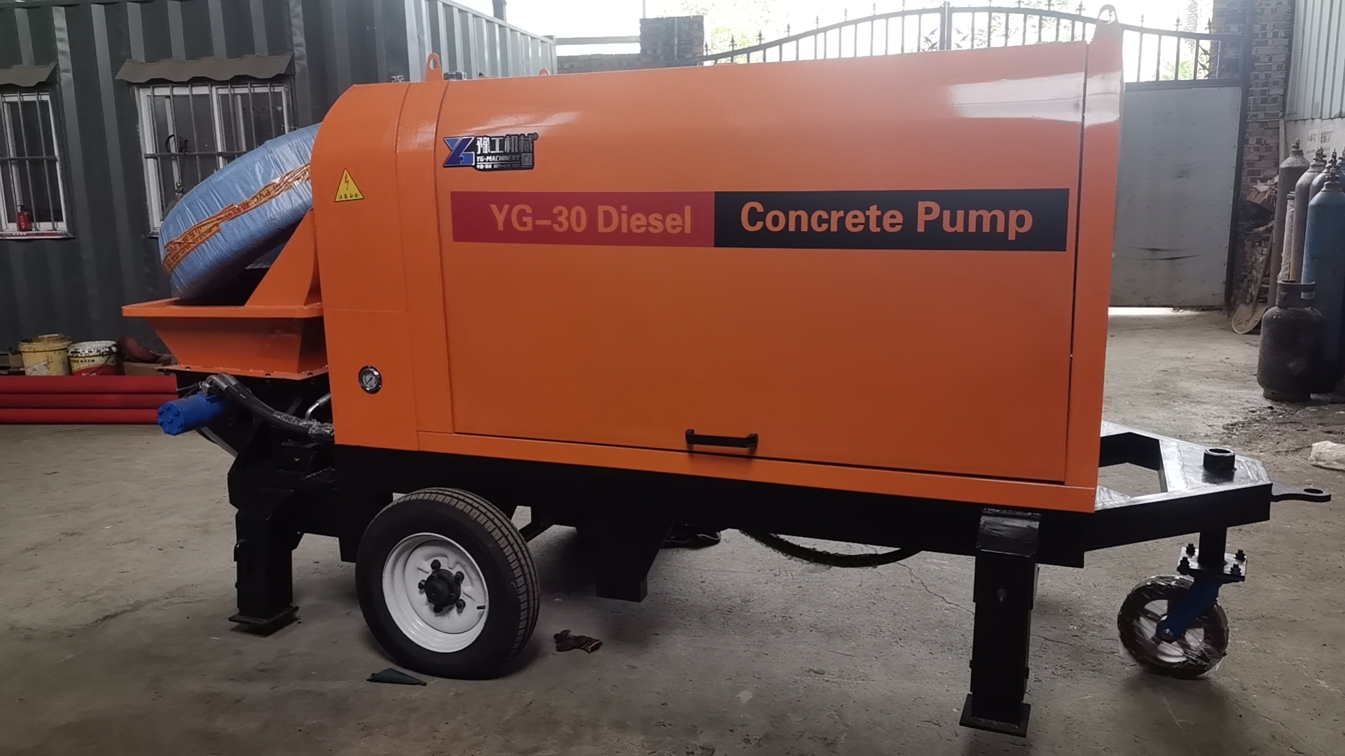 YG-30 diesel concrete pump showing the side housing and chassis