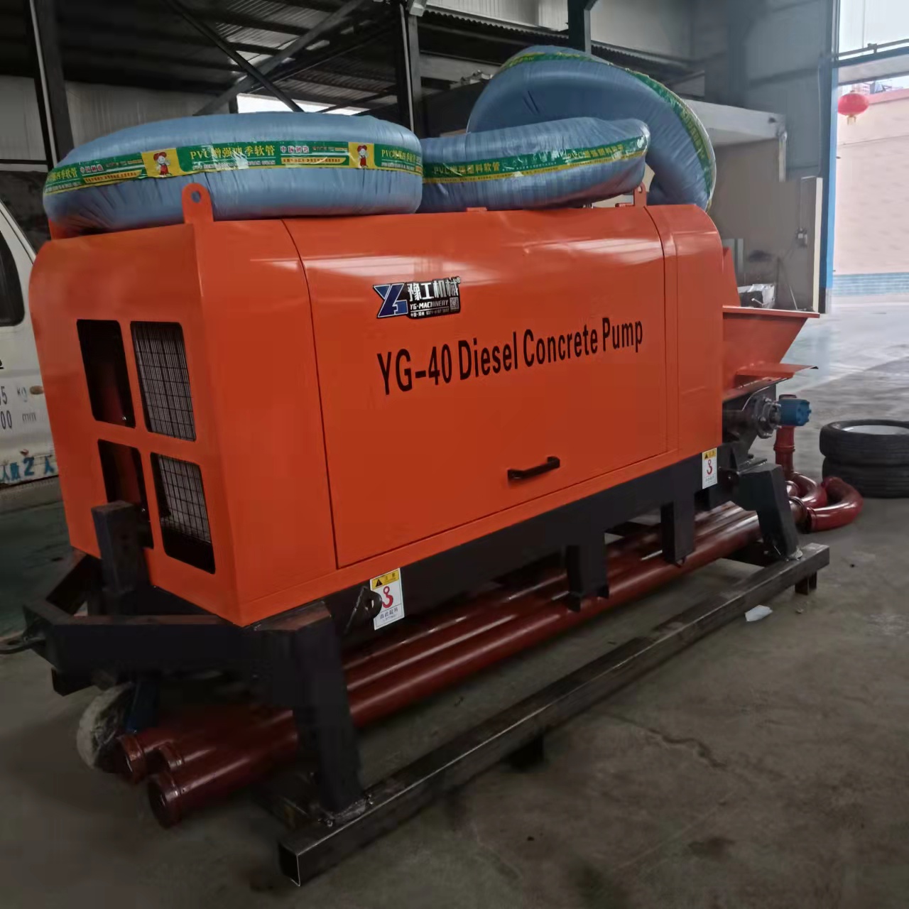 YG-40 diesel concrete pump with its hopper and pumping assembly